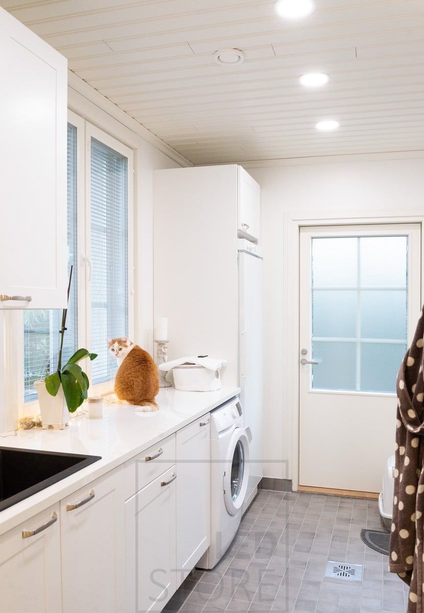 Plafond-armaturer ger effektiv och jämn belysning i tvättstugan. Ledstore.fi