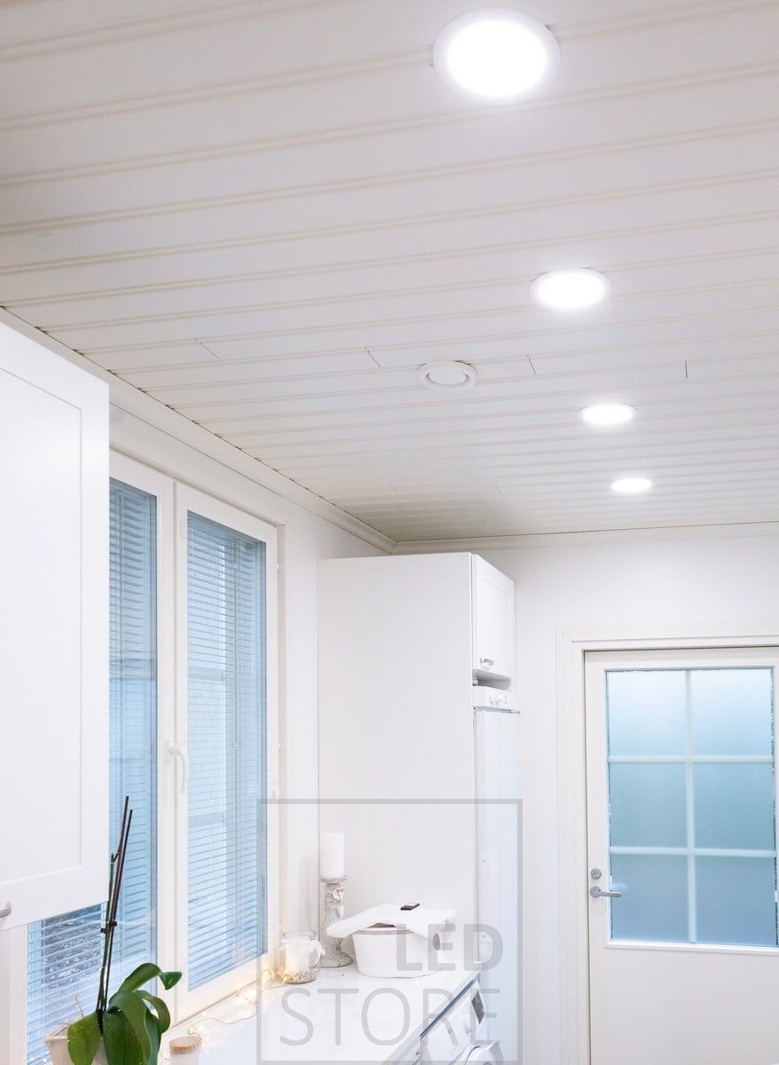 En tvättstuga belyst med takarmaturer för jämn och effektiv belysning. Ledstore.fi