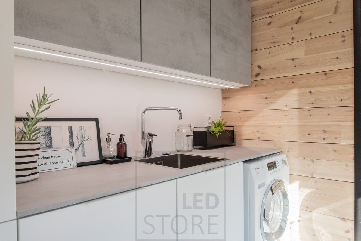 Ledprofil monterad på en ytprofil för att ge ljus till bänkskivan. Ledstore.fi