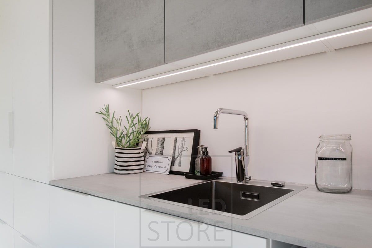 LED-band monterat på undersidan av ett överskåp, monterat på en ytprofil. Ledstore.fi