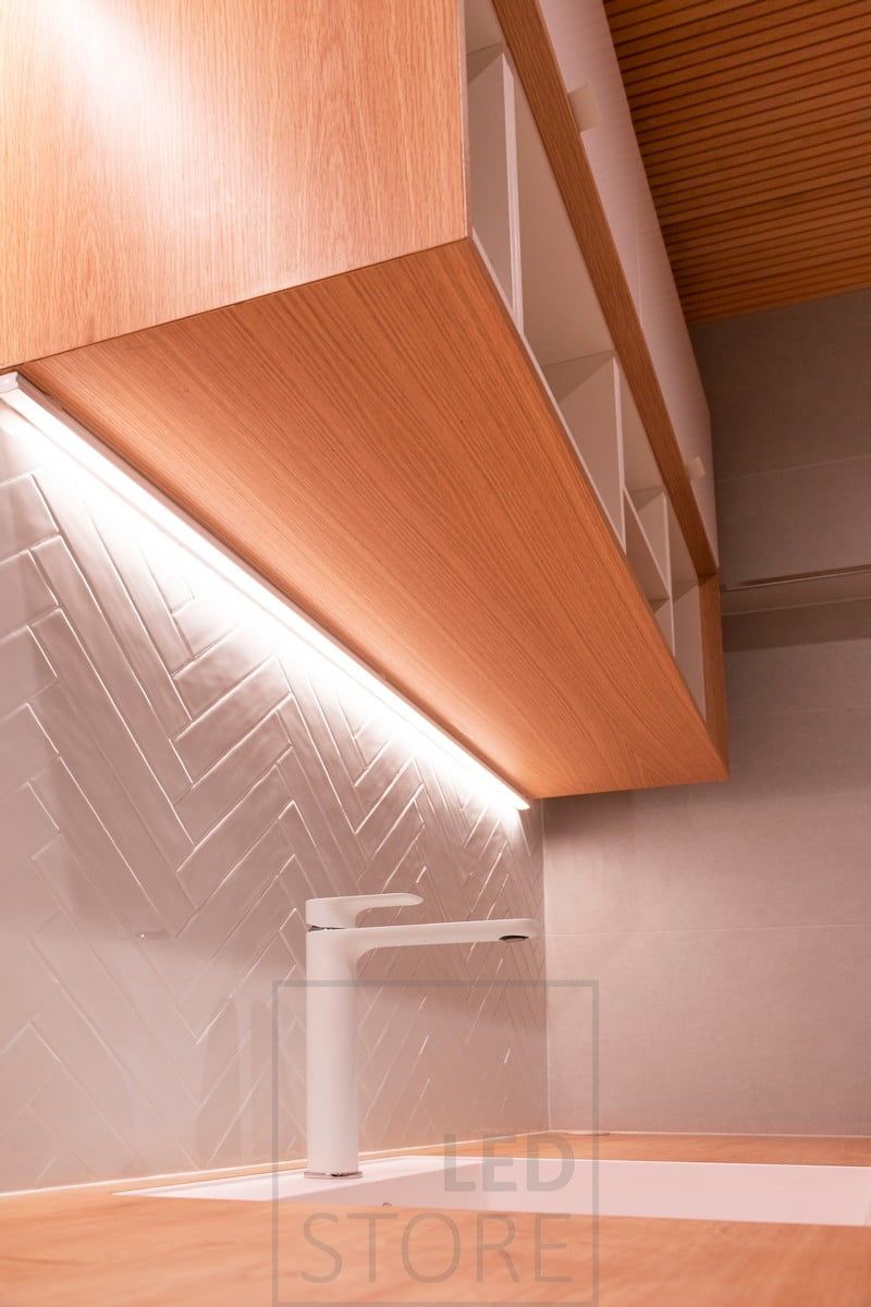 I skåpets hörn framhäver en LED-list kaklet och ger arbetsbelysning. Ledstore.fi