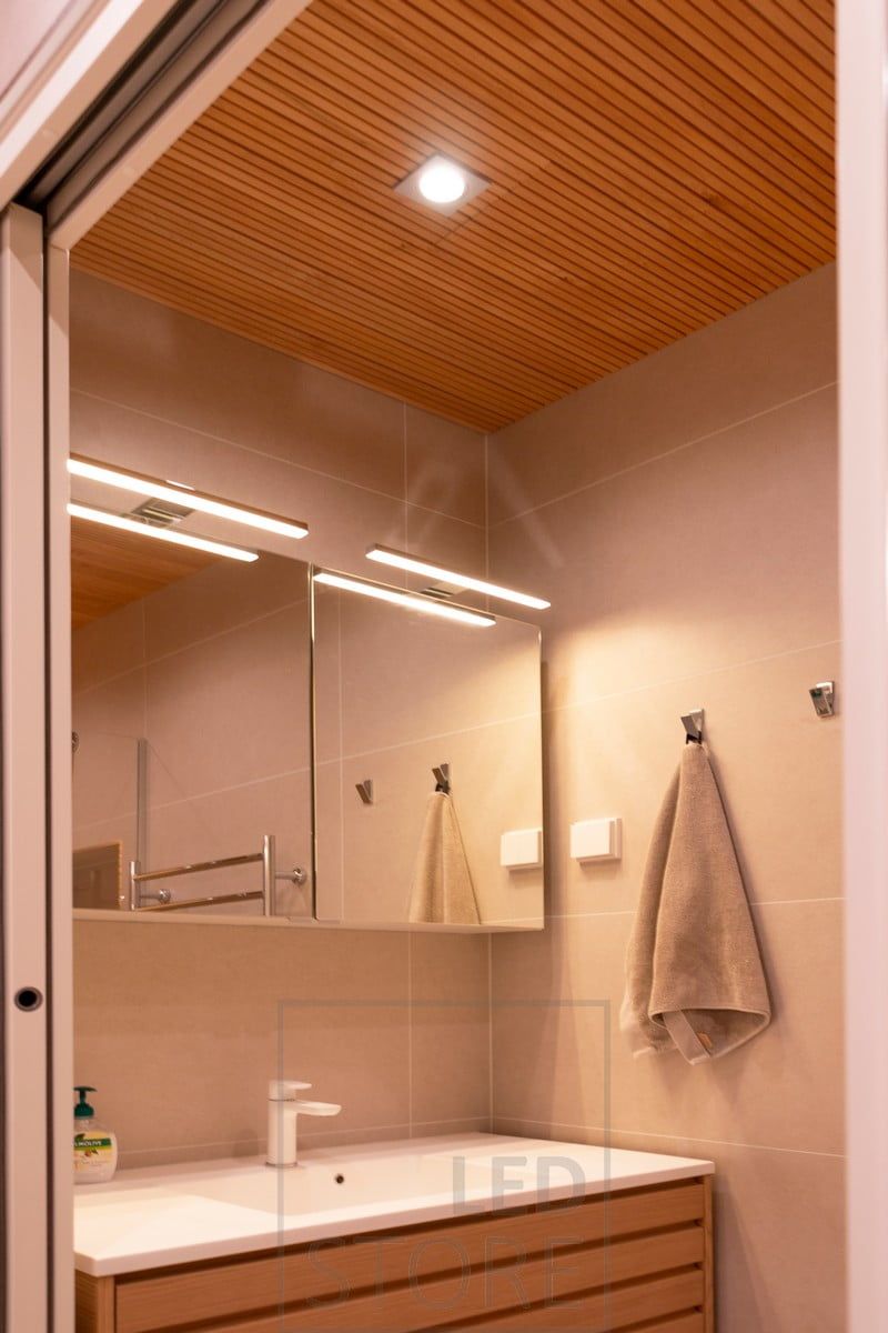 I taket en KINESISK KANTTI-spot i borstad aluminium. Ledstore.fi