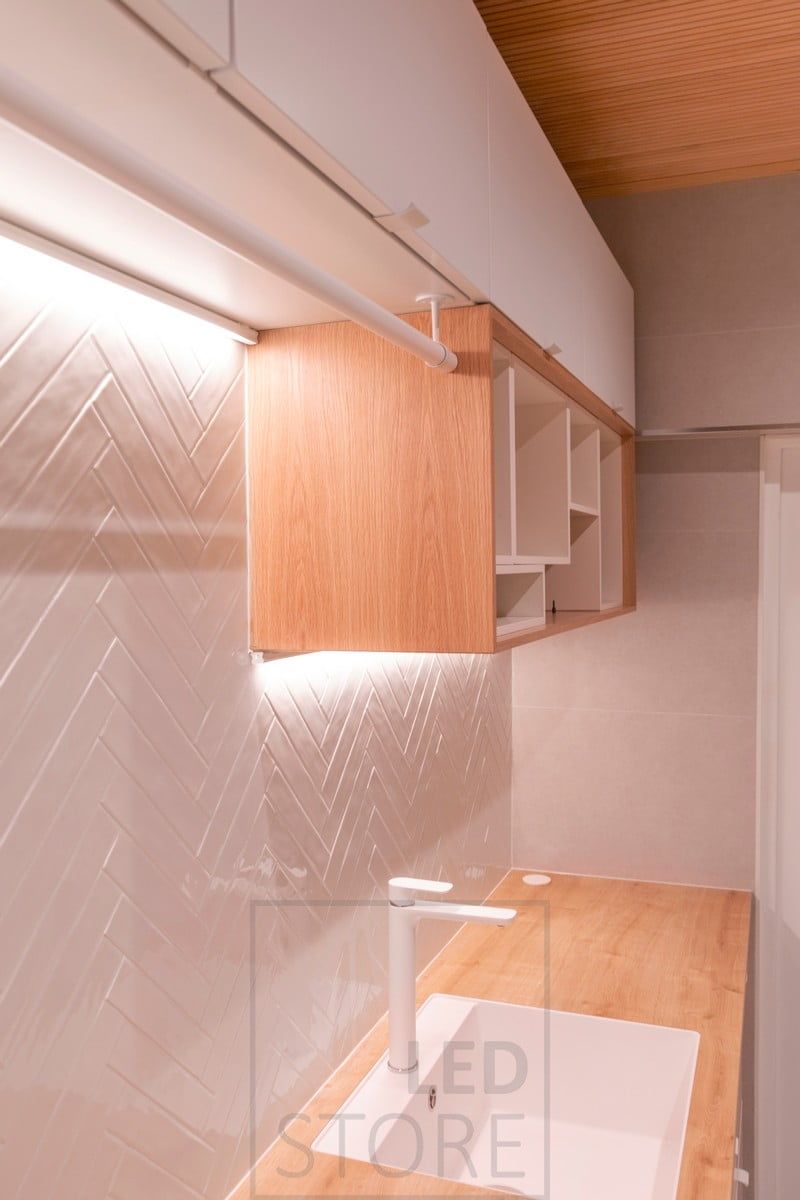 Två nivåer av led strip i hörnet av skåpet och väggen. Ledstore.fi