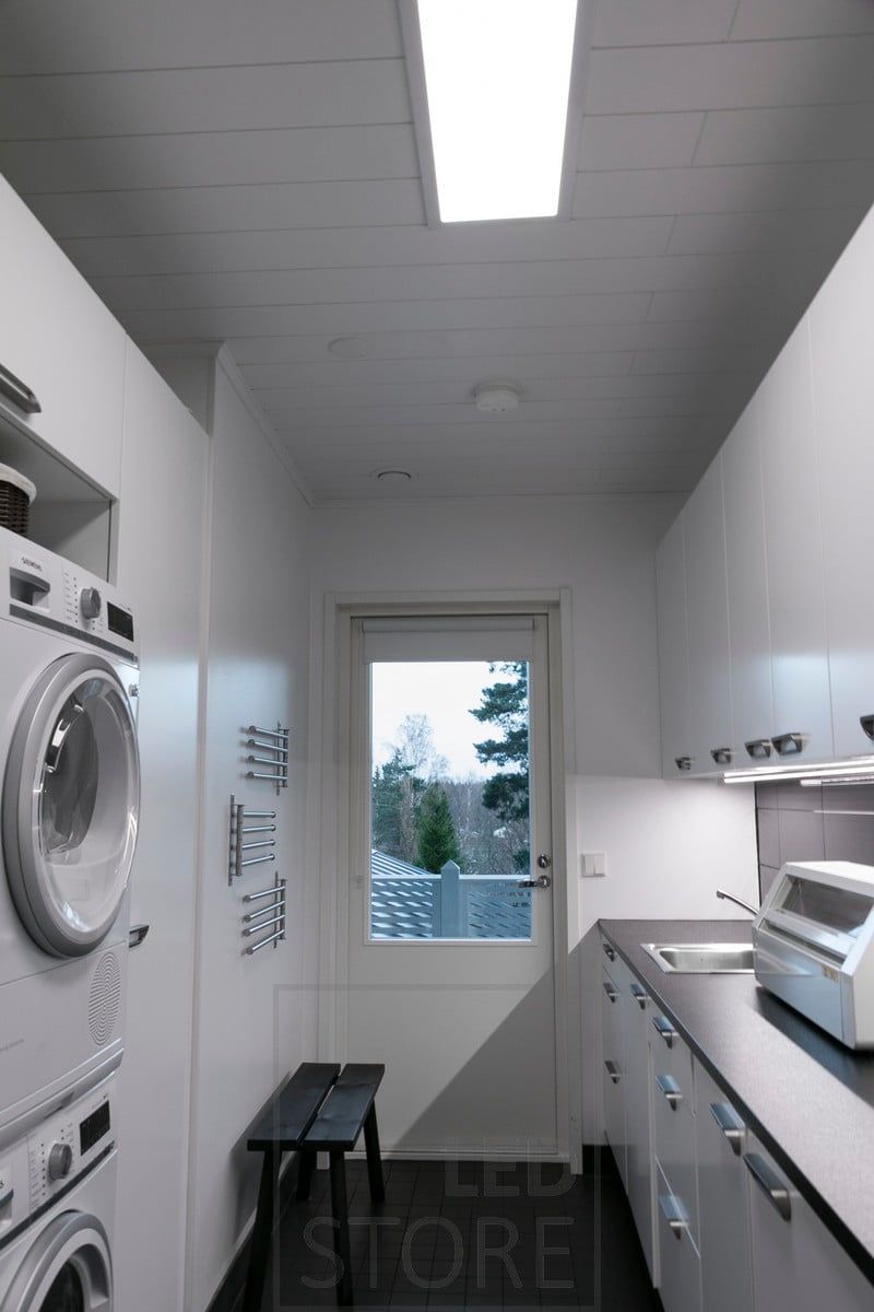 Belysning i ett tvättstuga med 300x1200 panelbelysning. Panelarmaturen har en 110 graders öppning, den är effektiv och bländar inte. Ledstore.fi