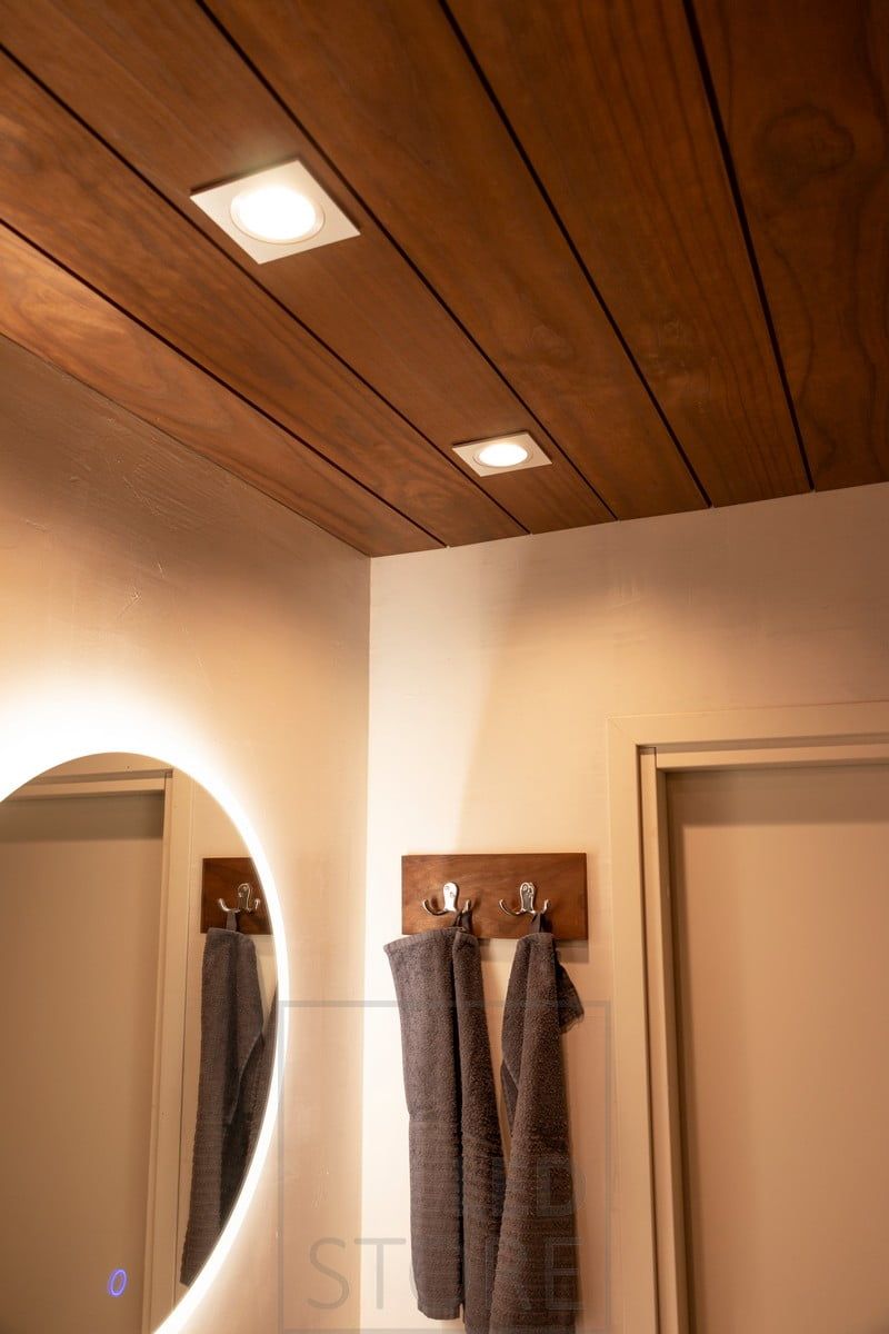 Spotlights placerade för att belysa ansiktet eftersom ljuset från spegeln lyser genom väggen. Genom att kombinera dessa två ljuskällor får man en utmärkt rak- och sminklampa. Ledstore.fi
