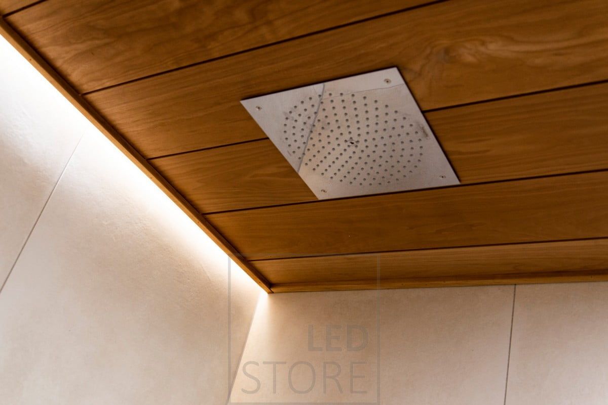 Bakom regnduschen lyser en LED-list upp den atmosfäriska, indirekta belysningen. Ledstore.fi