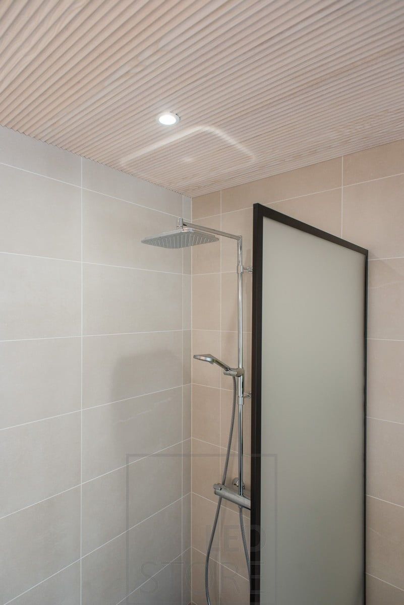 Takspotlight som belyser en dusch. Ledstore.fi