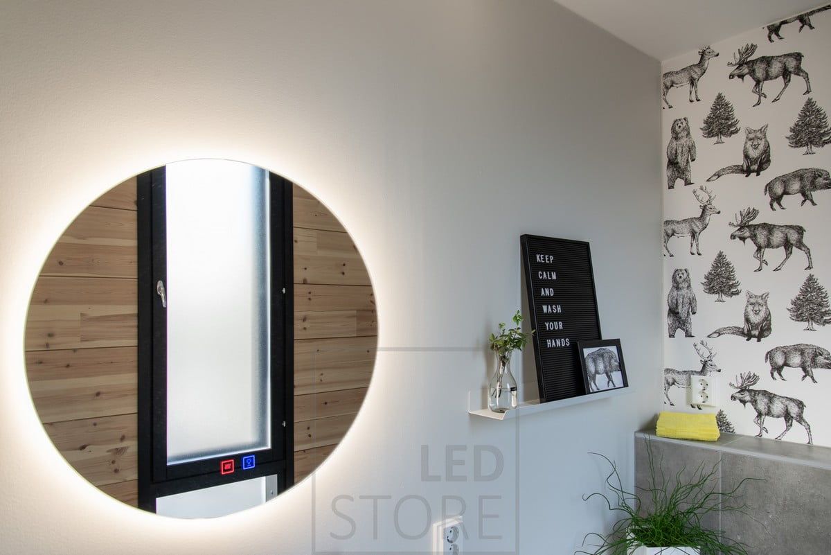 En cirkulär ljusspegel ger indirekt ljus genom en vägg. Ledstore.fi
