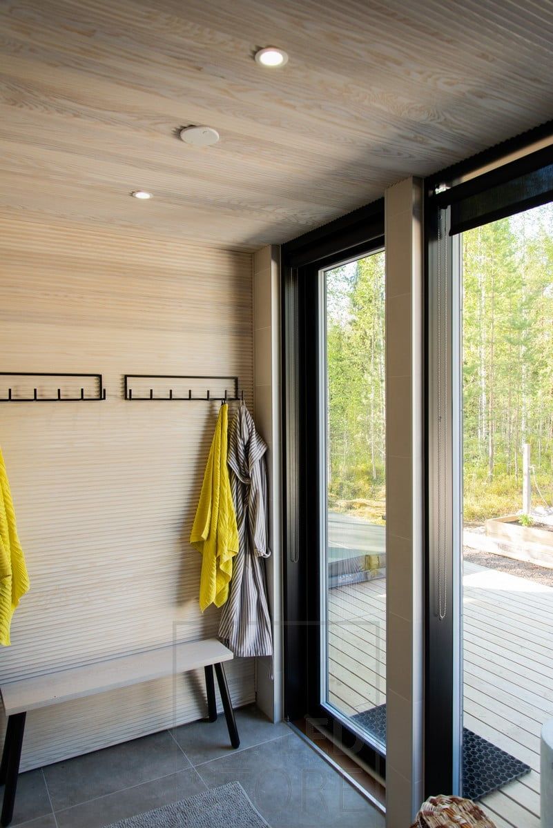 Takkrukor som lyser upp omklädningsrummet. Ledstore.fi