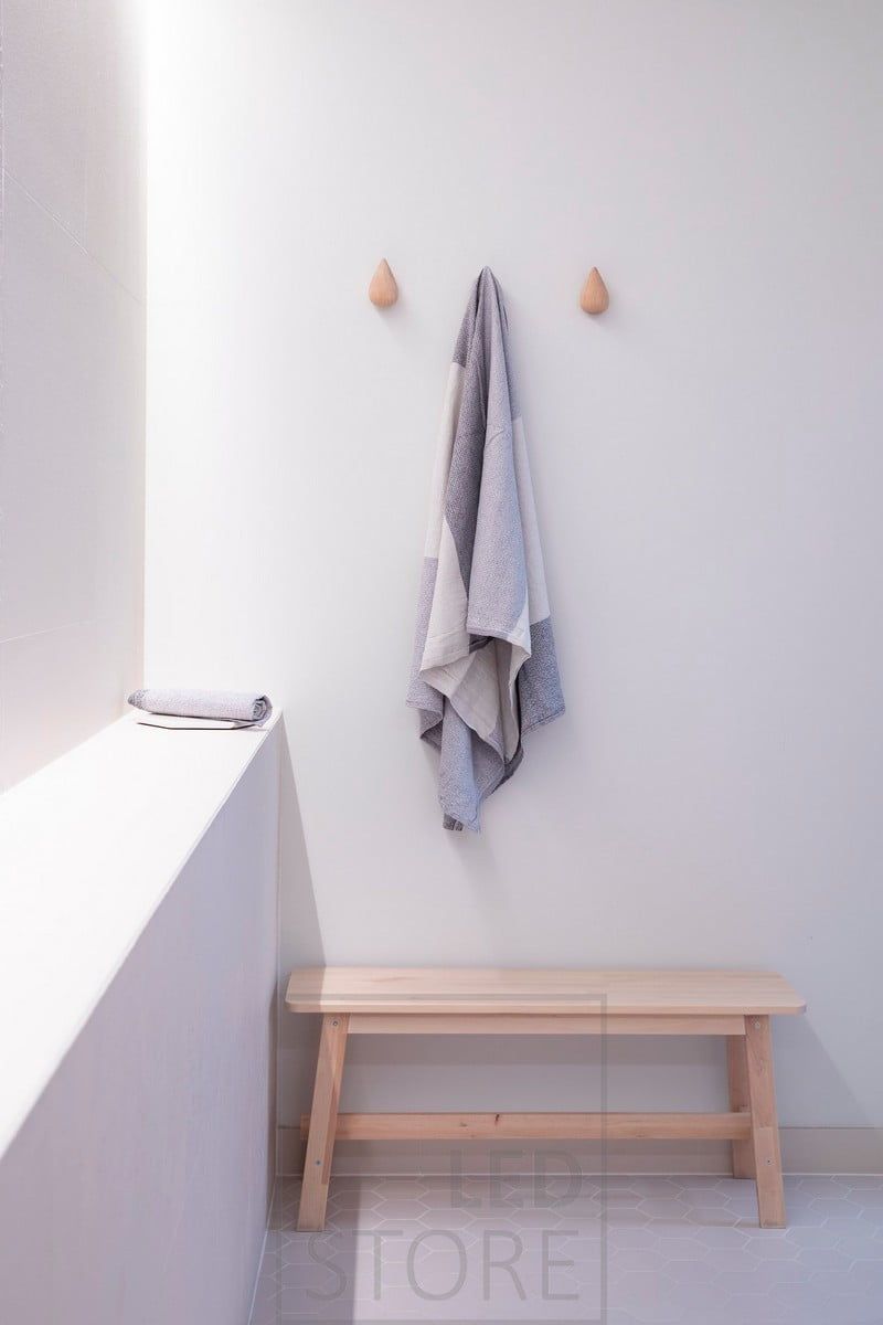 LED-listen i taket ger en bra allmänbelysning och skapar en spa-atmosfär i rummet. Ledstore.fi