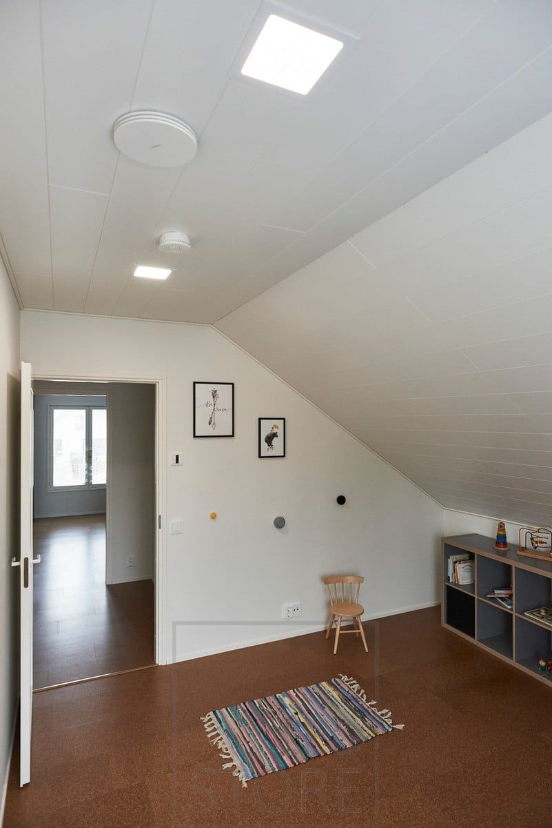 Led-panellampor för jämn belysning i sovrummet. Armaturens ljusöppning är 110 grader.