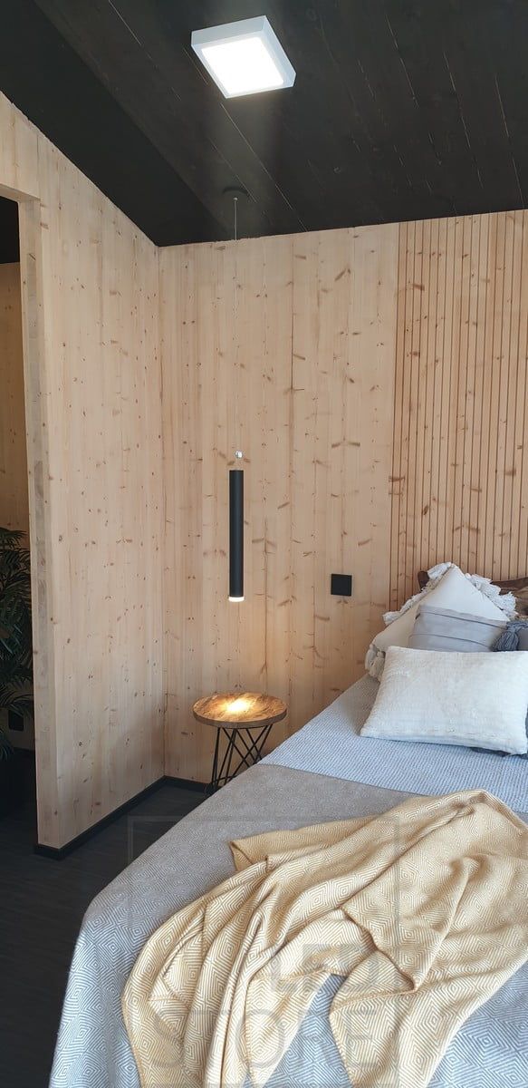 I sovrummet, en hängande pendellampa som läslampa bredvid sängen. Ledstore.fi