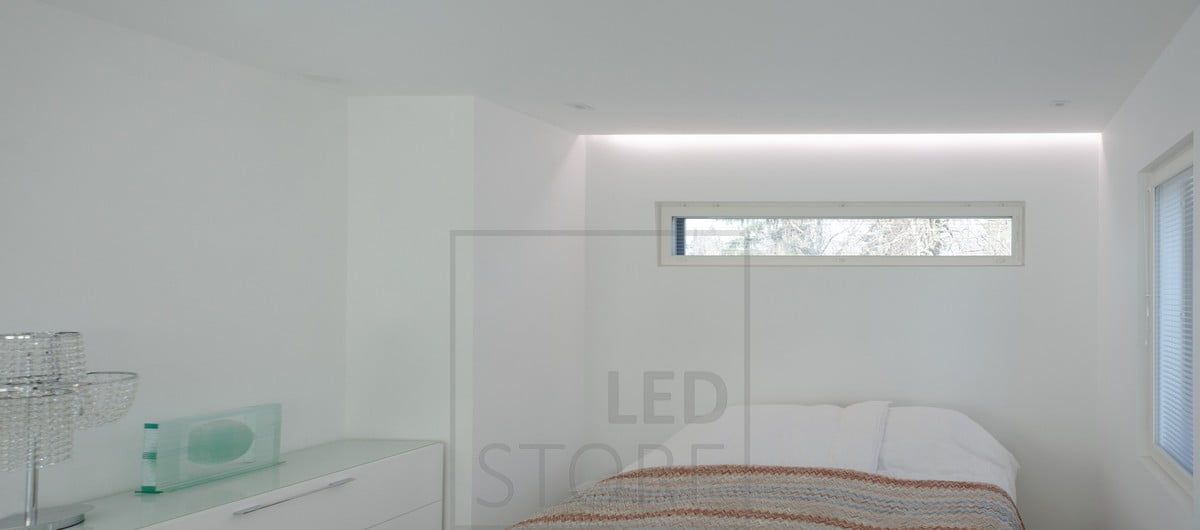 Vacker, mjuk stämningsbelysning i taket bakom sängen i sovrummet. Ledstore.fi