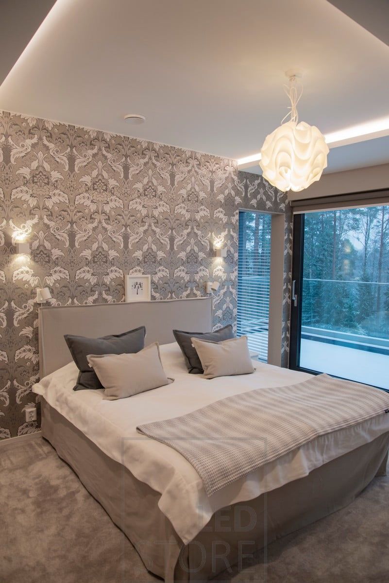 Sovrummet har en mångsidig och hotellliknande belysning. Indirekt belysning, punktbelysning och en dekorativ pendellampa i mitten av rummet. Vägglampor på båda sidor om sängen. Ledstore.fi