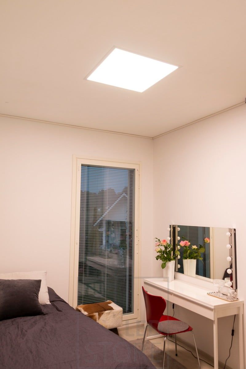 Led-panelen lyser vackert och jämnt och påminner om ett takfönster. Ledstore.fi