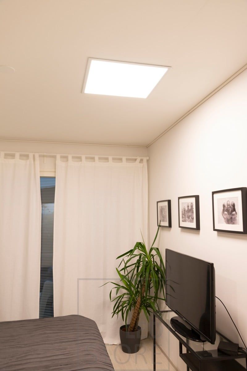 Panelen ger ett vackert och jämnt ljus och påminner om ett takfönster. Ledstore.fi