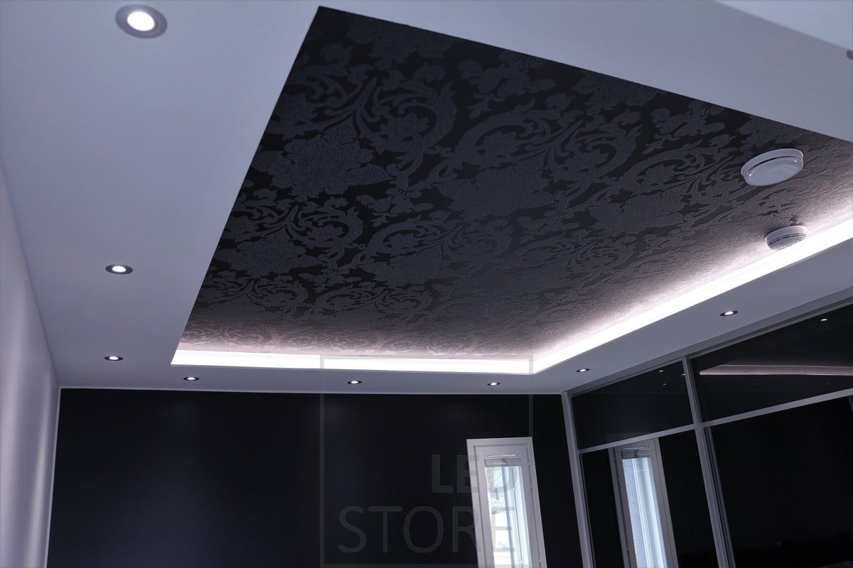 Imponerande belysning i sovrummet. Spotlights inbyggda i taket på nedervåningen och en LED-list ovanför taket på nedervåningen som indirekt lyser upp genom taket. Ledstore.fi