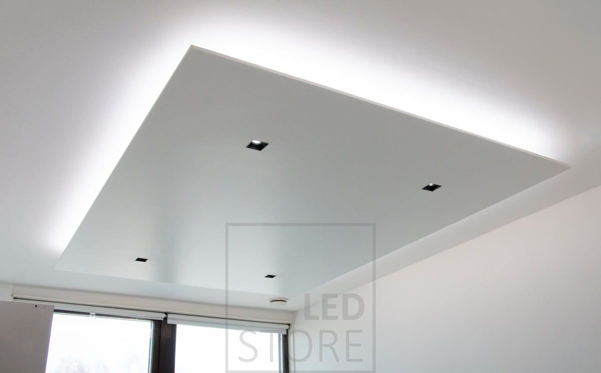 I taket, en drop-down med inbäddade PIILO-spotlights och ett LED-band runt kanten. Skapar en stämningsfull och hotellliknande belysning. Ledstore.fi