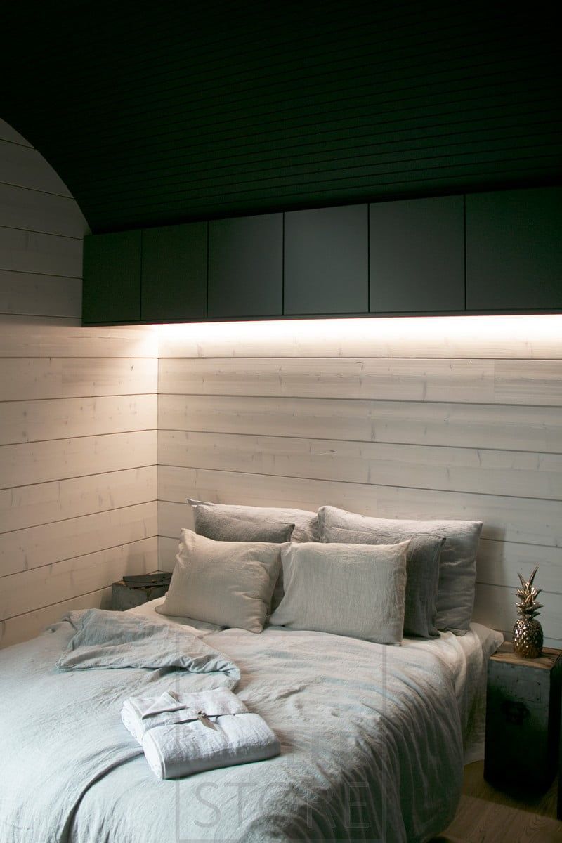 Ovanför sängen, i hörnet mellan skåpen och väggen, en LED-list med stämningsbelysning. Ledstore.fi