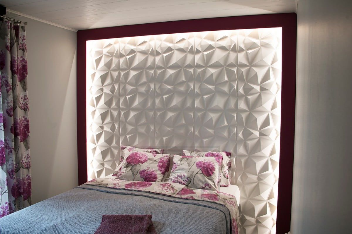 I ett sovrum accentueras texturen på en effektfull sänggavel med en LED-list. LED-listen lyser upp med indirekt, mjukt ljus. Ledstore.fi