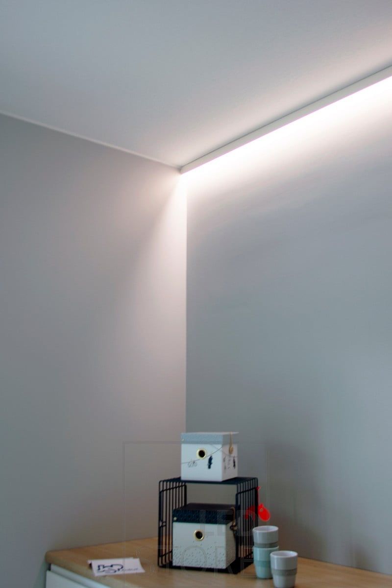 Bakom led-listen, indirekt belysning av sovrummet med stämningsfull belysning. Ledstore.fi