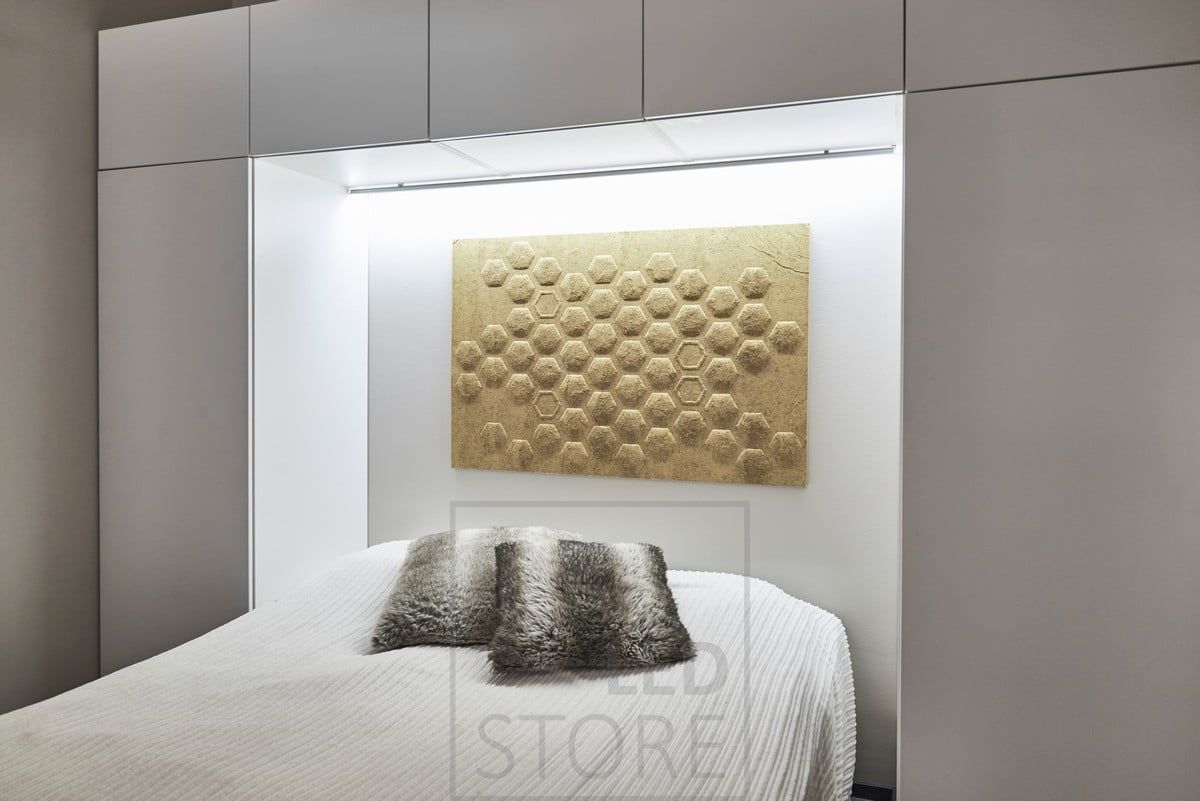 Sänggavel med LED-list monterad i skåpets övre hörn. LED-listen lyser upp sovrummet med stämningsfullt ljus. Ledstore.fi