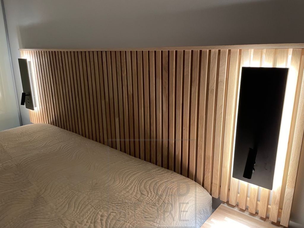 Svart stämnings- och nattlampa NIGHT på båda sidor av sängens sänggavel. Armaturen finns även i vitt och kan beställas med stickpropp. Ledstore.fi