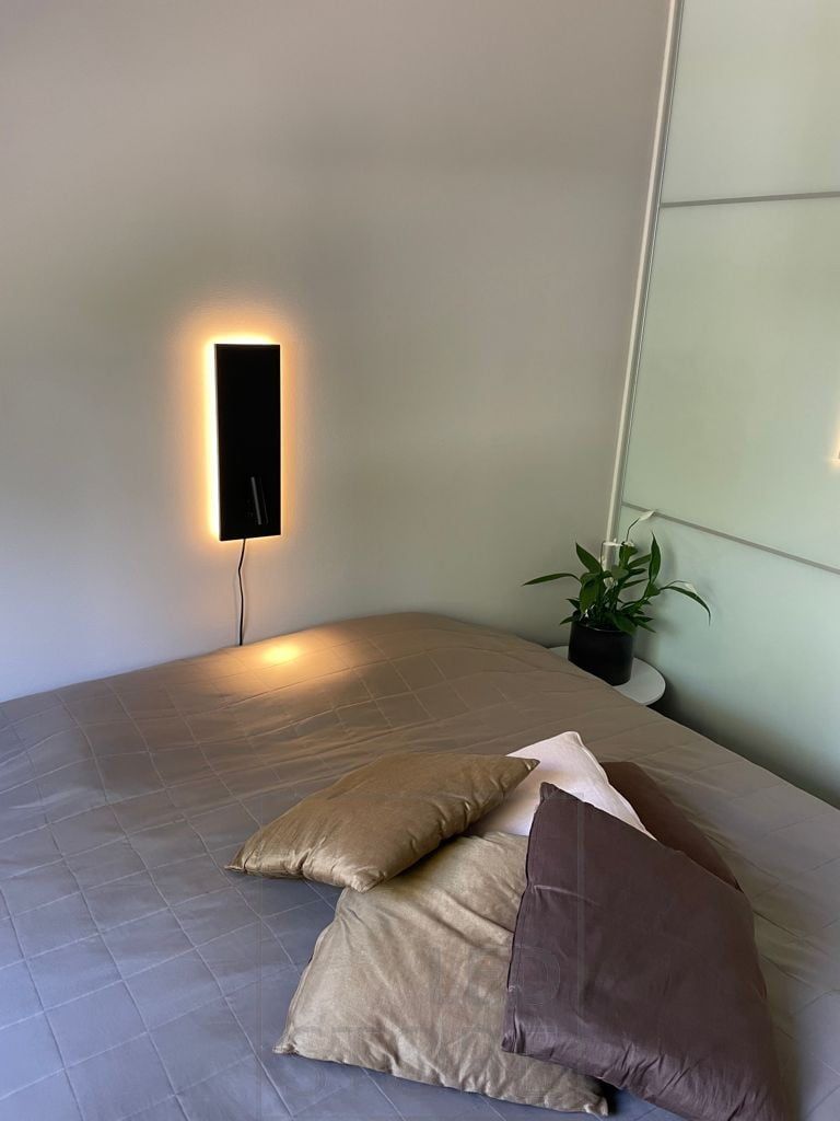 Svart stämnings- och nattlampa NIGHT i sängens sänggavel. Finns även i vitt. Ledstore.fi