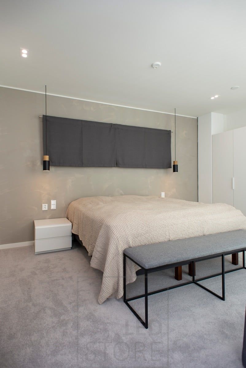 Allmänbelysning i sovrummet med spotlights. Spotlights placerade i taket i par. Ledstore.fi