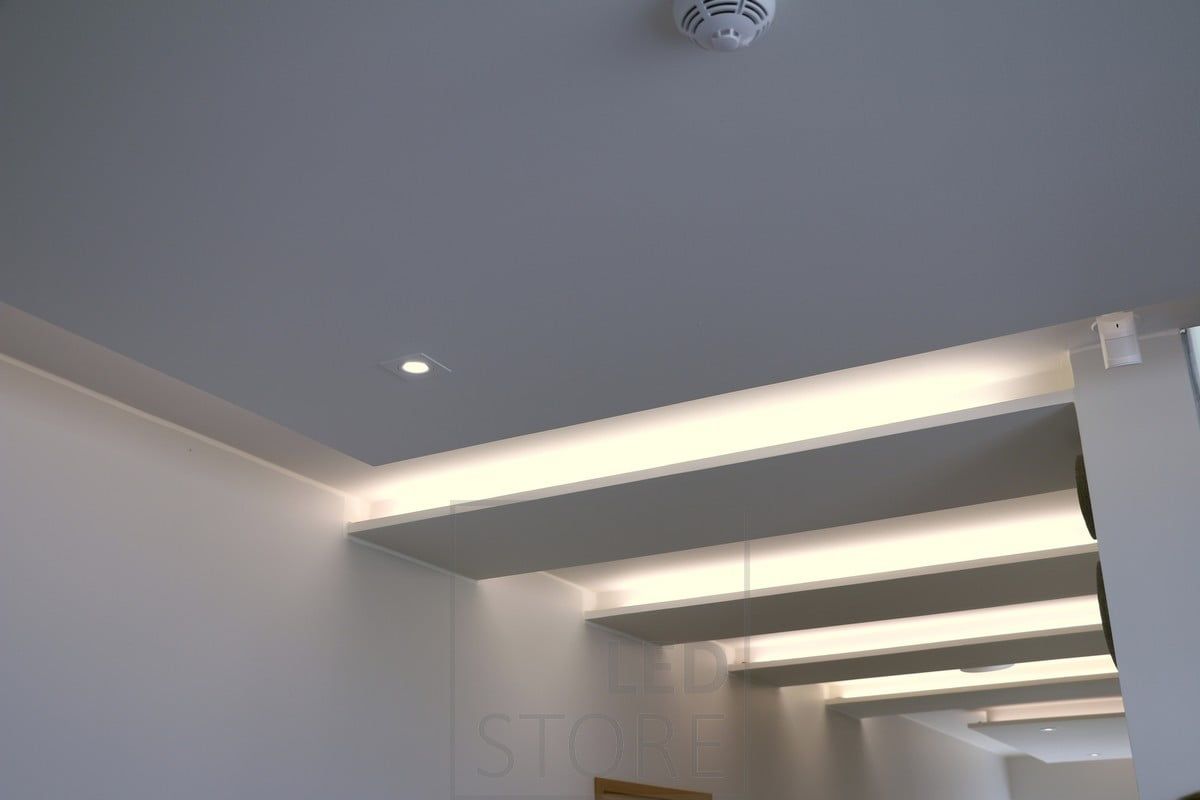 Downlights i taket med ledstrips, belysning skapar stämningsfull belysning i rummet. Ledstore.fi