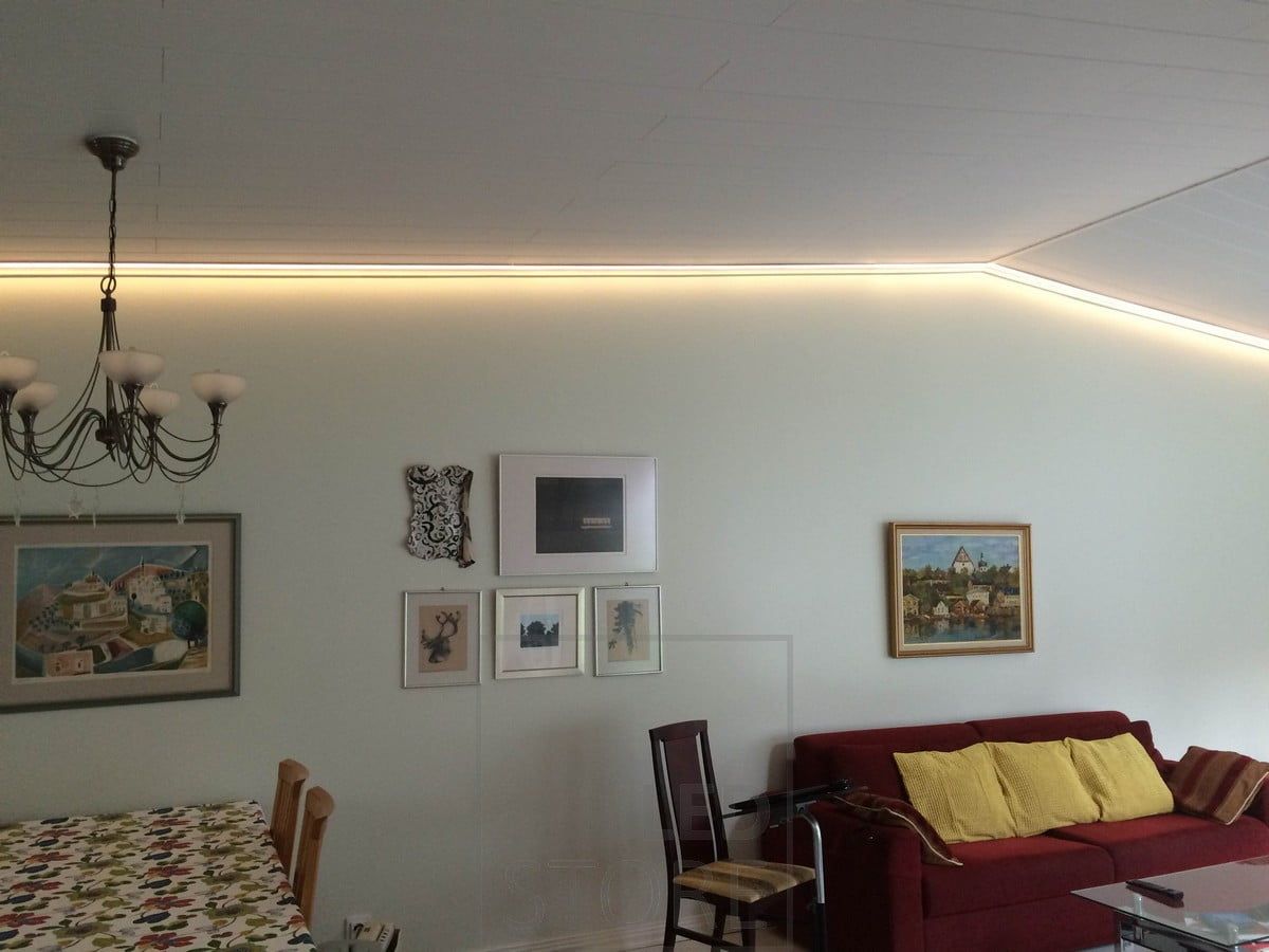 En LED-list längs rummets kanter lyser upp vardagsrummet med stämningsfullt ljus. Ledstore.fi