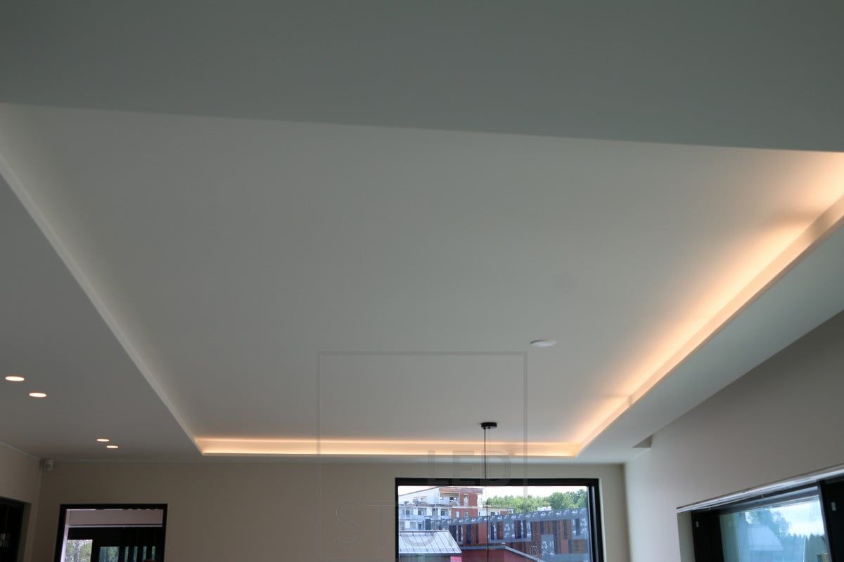 Spotlights anslutna till en LED-list i taket i vardagsrummet, vilket skapar en vacker och behaglig belysning. Ledstore.fi