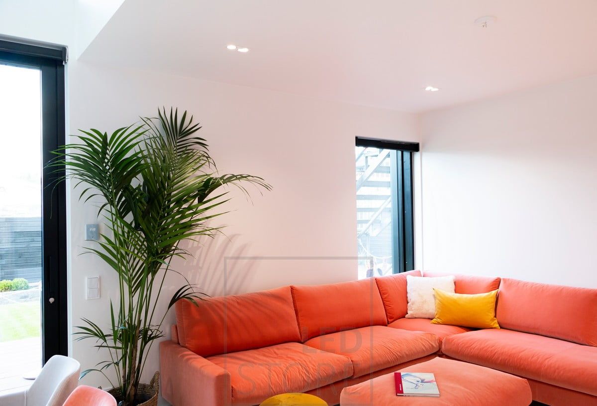 Spotlights i taket i vardagsrummet som belyser en grupp soffor. Ledstore.fi