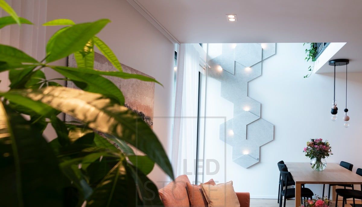 Infällda spotlights i taket för allmänbelysning i vardagsrummet samt dekorativa armaturer. Ledstore.fi