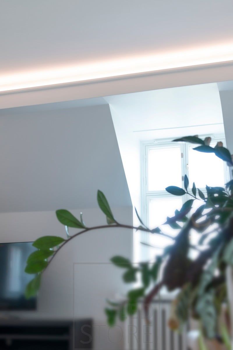 I taket på ett skjul på nedervåningen lyser en LED-remsa indirekt upp vardagsrummet, riktad mot taket och framsidan. Ledstore.fi