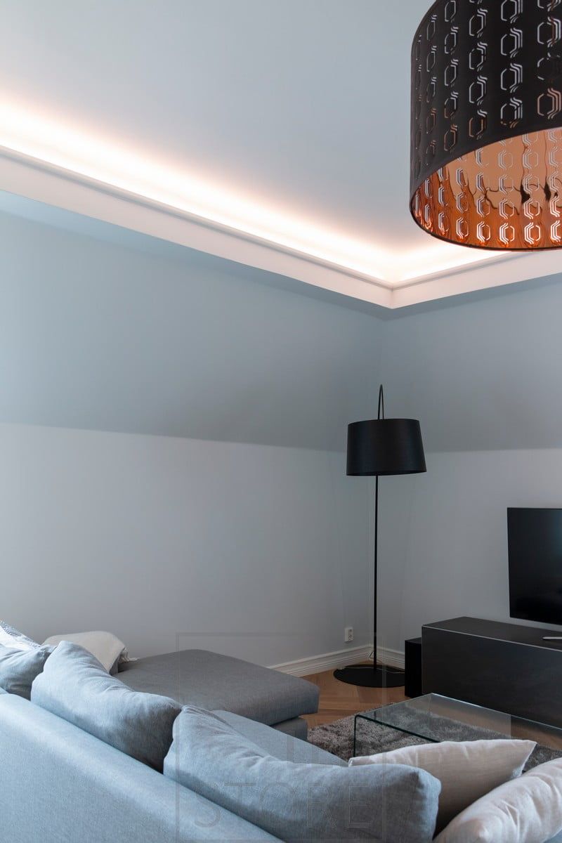 I taket i sovrummet på nedervåningen finns en LED-list som indirekt lyser upp vardagsrummet. Ledstore.fi