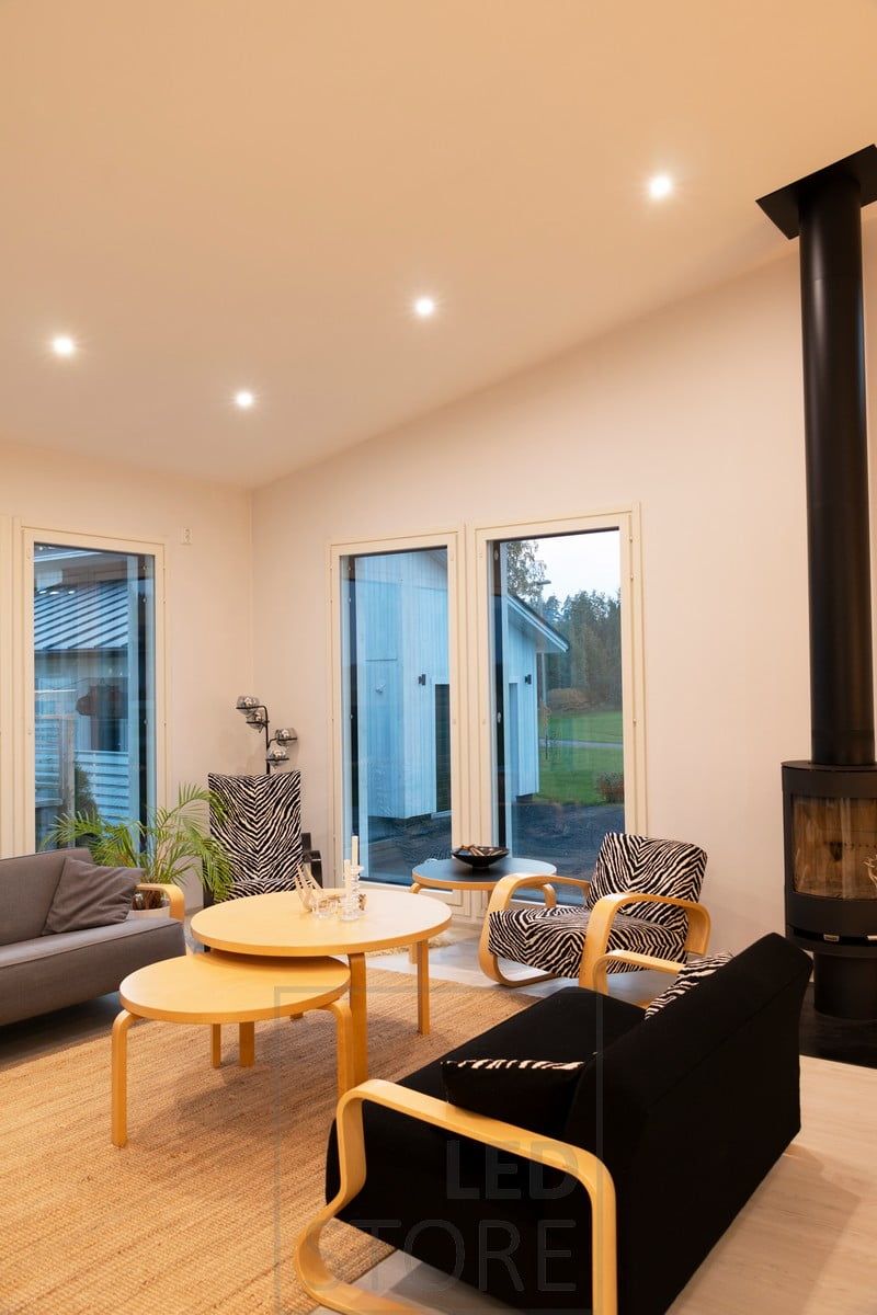Spotlights i snedtak som jästbelysning - placerade runt om i rummet. Ledstore.fi