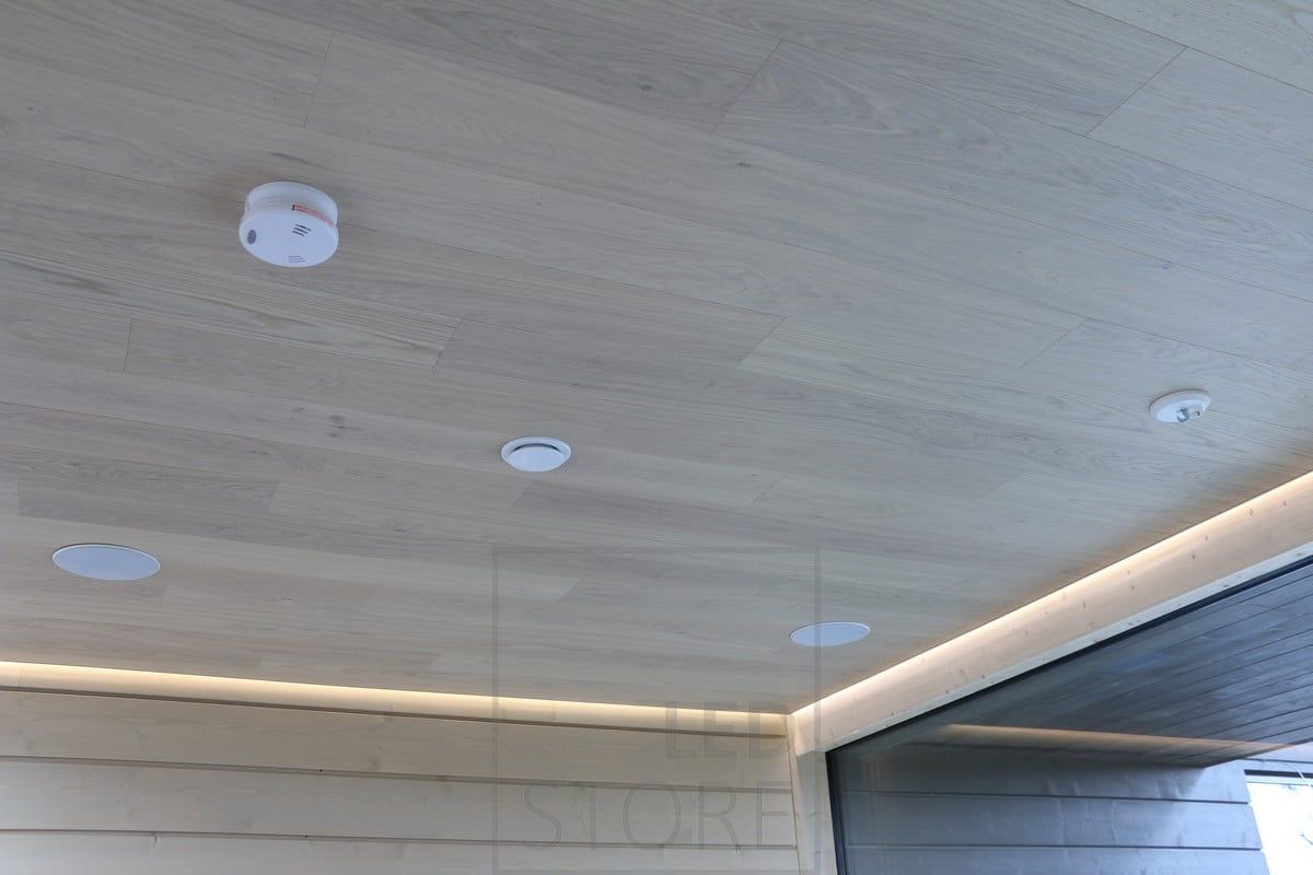Mellan taket och väggen lyser en LED-list upp vardagsrummet med indirekt ljus. Ledstore.fi