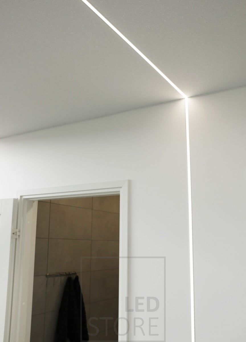 Led-listans mångsidighet illustreras väl. Led-listen, monterad på en infälld profil, fortsätter från taket ner längs väggen. Ledstore.fi