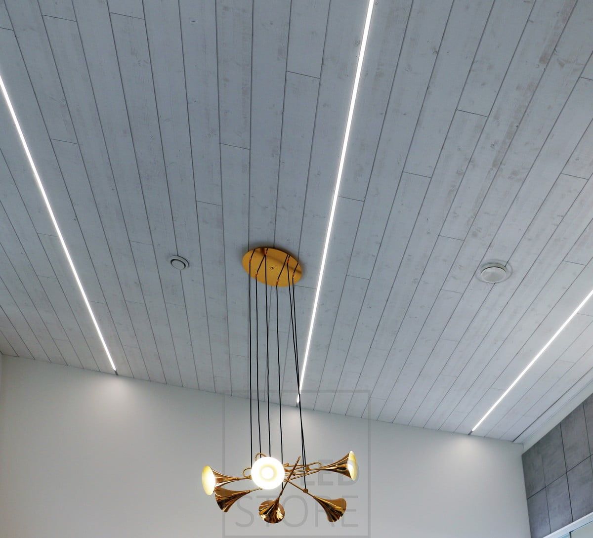Taket har LED-lister installerade längs hela utrymmets längd, vilket skapar en behaglig belysning och ett modernt utseende. Ledstore.fi
