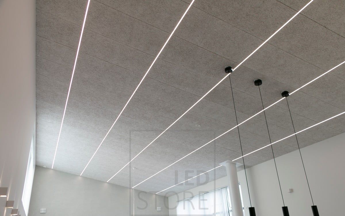 I vardagsrummets tak har LED-lister installerats längs hela utrymmets längd, vilket skapar en behaglig och jämn allmänbelysning och ett modernt utseende. Ledstore.fi