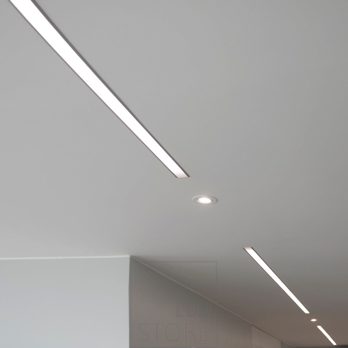 Bred nedsänkbar profil kombinerad med nedsänkbara spotlights. Ledstore.fi