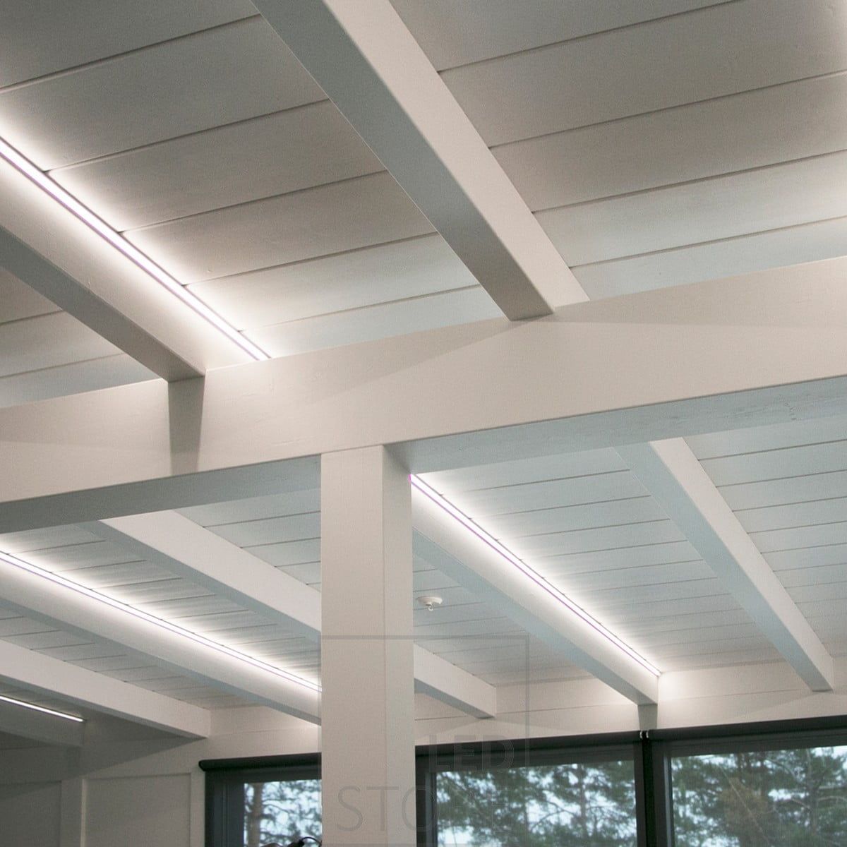 Led-lister som markerar balkarna. De skapar en vacker och stämningsfull belysning som också framhäver rummets arkitektur. Ledstore.fi