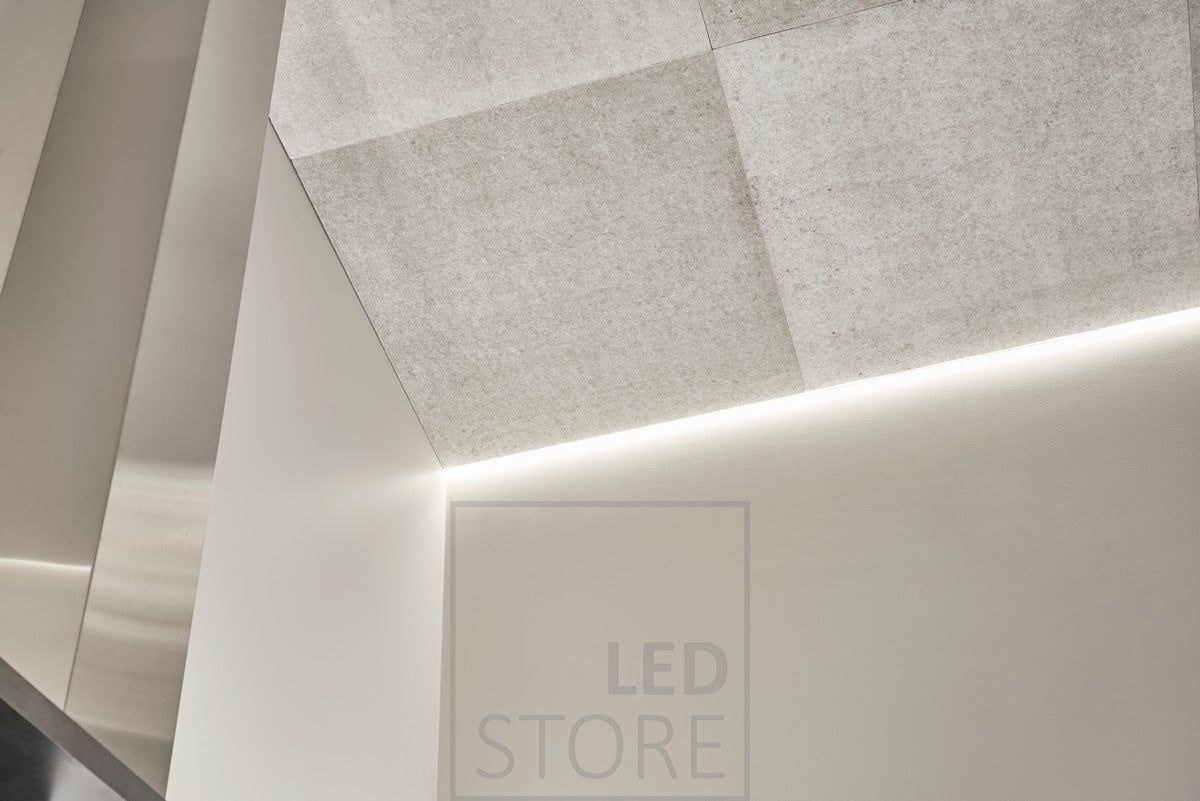 Tak- till väggmonterad LED-list ger indirekt stämningsbelysning i vardagsrummet. Ledstore.fi