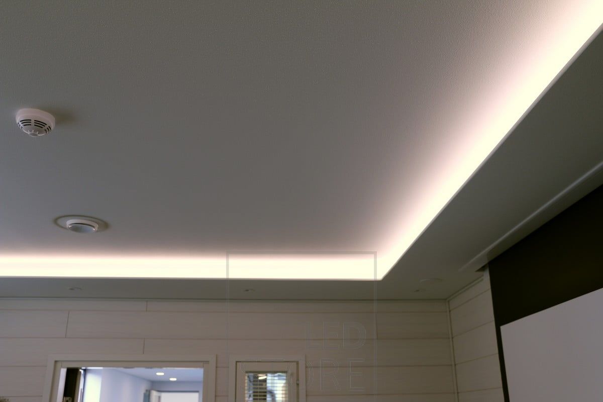 Indirekt, mjukt ljus från en downlight-fönsterbåge i vardagsrummet. Ljuset är stämningsfullt och inte bländande. När downlighten är på sidan av rummet plattar den inte ut rummet utan får det att kännas högre. Ledstore.fi
