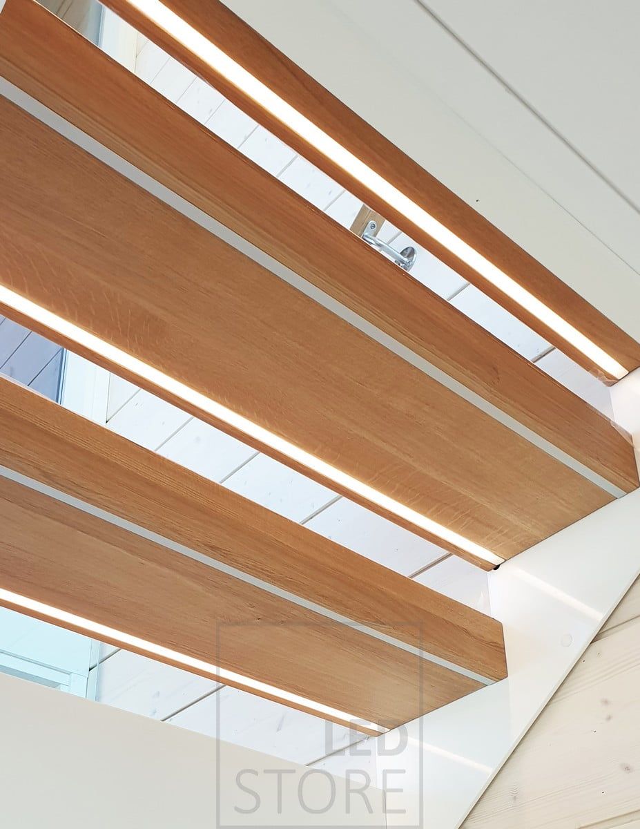 LED-lister som frästs in i trappstegen belyser trappstegen med vacker trappstegsbelysning. Ledstore.fi