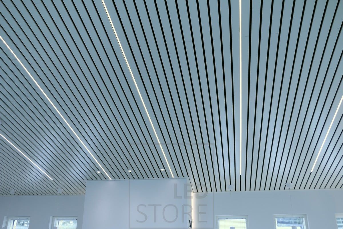 Belysning av taklisten med LED-lister i en lågprofilerad ytmontering mellan taklisterna. Slutresultatet är spektakulärt och framhäver taklisten. Ledstore.fi