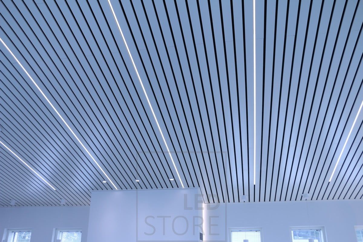 I ett listtak används LED-lister i en lågprofilerad yta mellan listerna. Belysningen är behagligt jämn och framhäver takets gesimser. Ledstore.fi