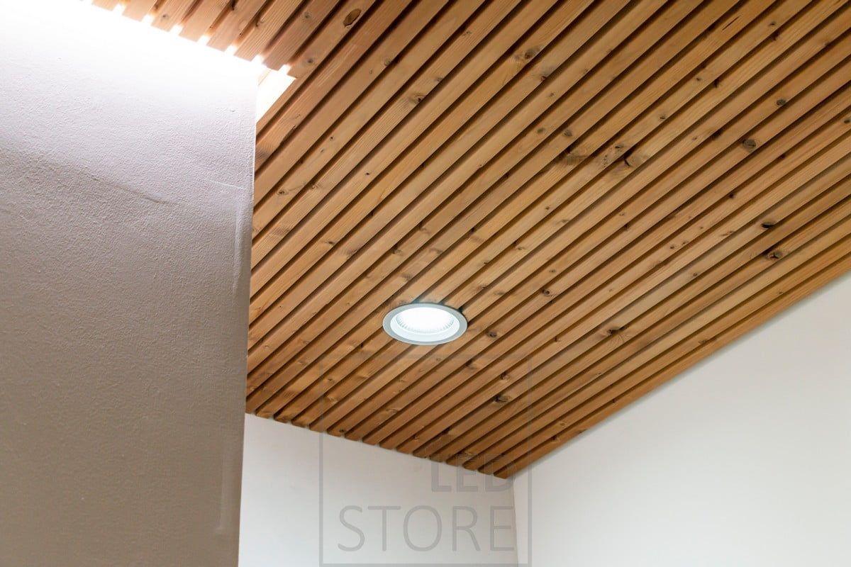 Takinfälld EYE djupstrålande och indirekt ljus med LED-strip. Både LED-listen och djupstrålaren är justerbara i färgtemperatur. Ledstore.fi