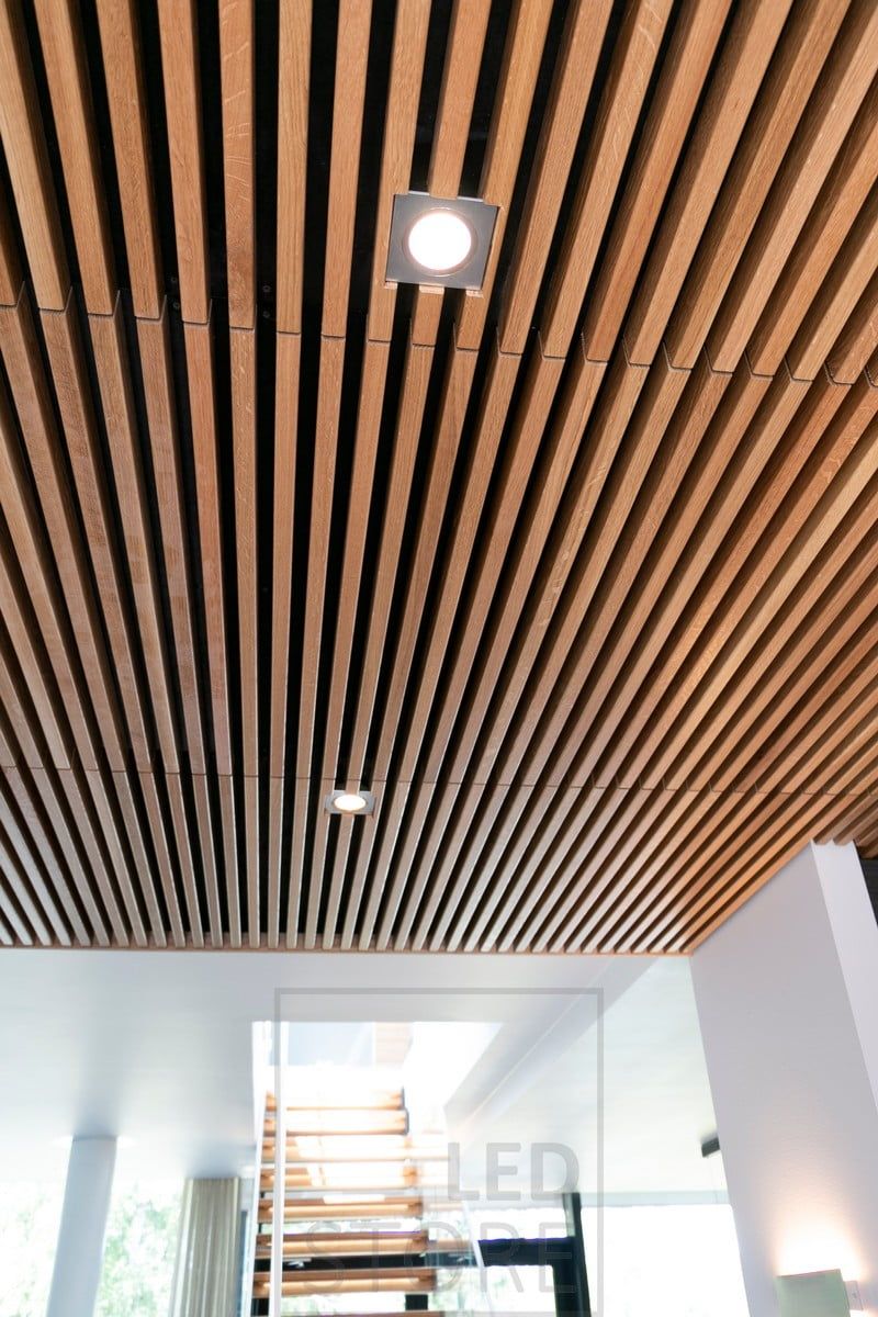 Belysning med Kantti-spots infällda i taket, i borstad aluminium. Ledstore.fi